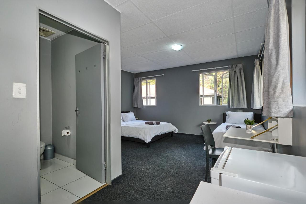 Inn & Out Sandton Johannesburg Exterior photo